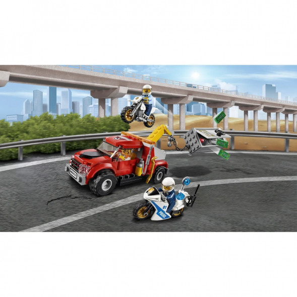 Конструктор LEGO City Police 60137 Побег на буксировщике в Казани
