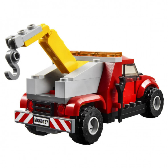Конструктор LEGO City Police 60137 Побег на буксировщике в Казани